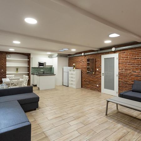 Spacious Apartment In Quiet Courtyard Near Charles Bridge Prag Dış mekan fotoğraf
