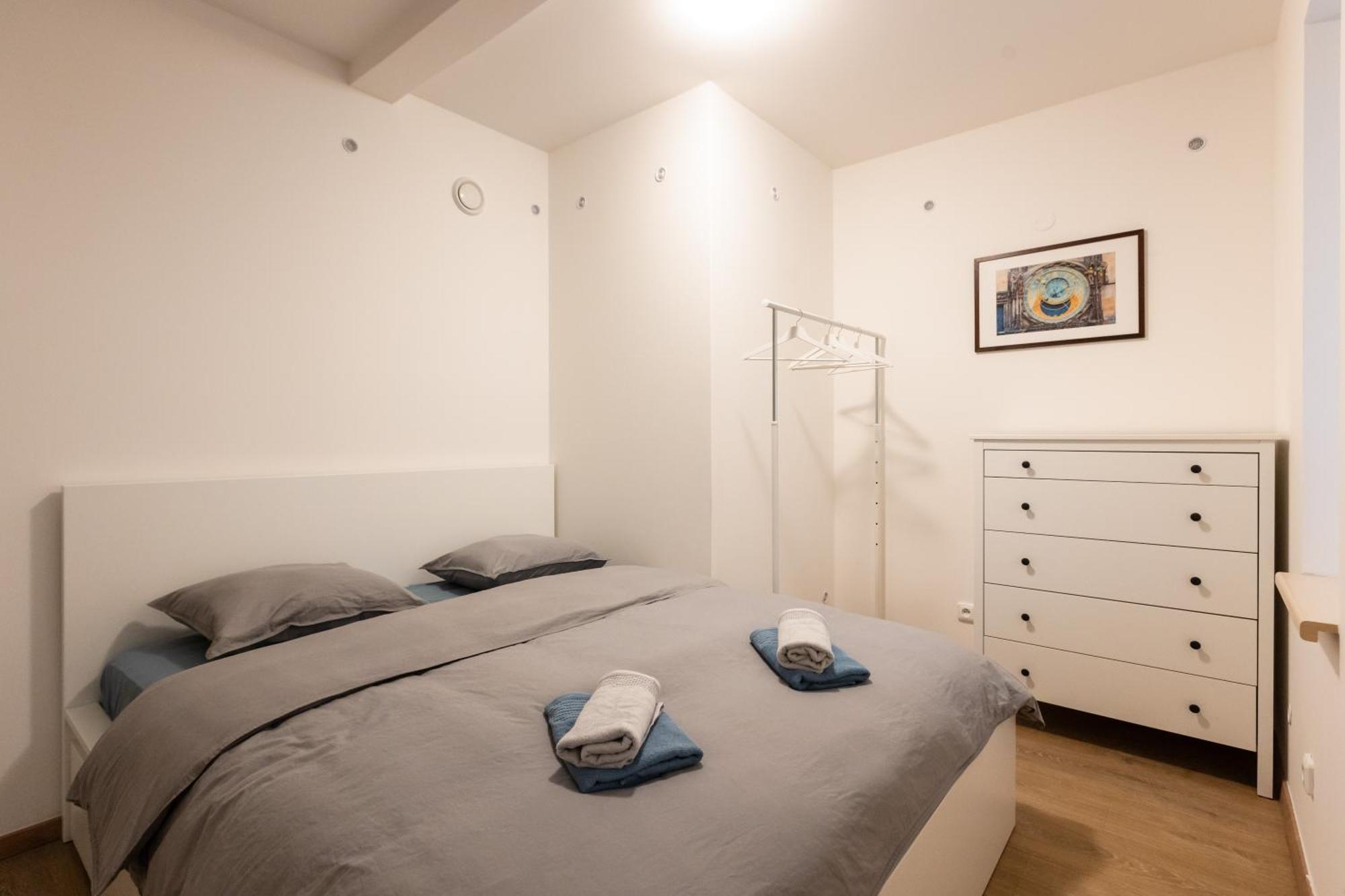 Spacious Apartment In Quiet Courtyard Near Charles Bridge Prag Dış mekan fotoğraf